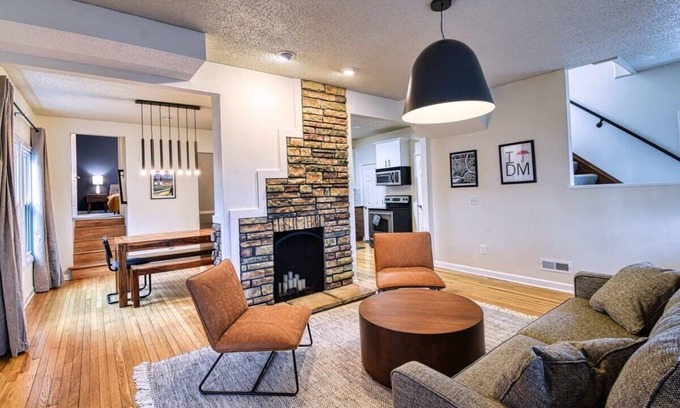 Des Moines Casa | Hot Tub, Fenced Yard, Games, Office/Gym + Pets Ok!