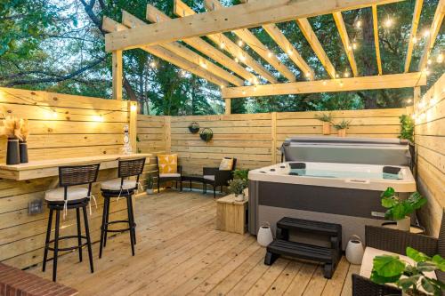 Southeast Raleigh Casa | Hot Tub Fire Pit 4BR Oasis