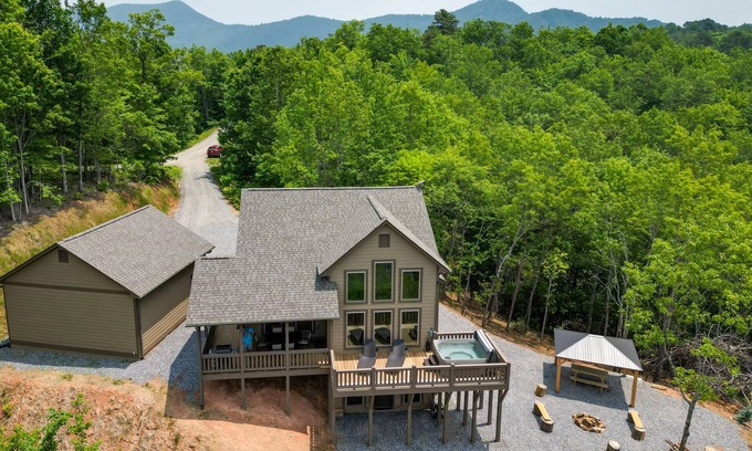 Franklin Cabina | Hot Tub & Fire Pit: Blue Ridge Mtn Cabin!