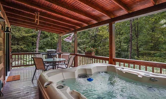 Logan Cabina | Private 5 acres, Hot Tub, Fire Pit, Close to Caves