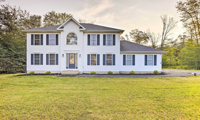 Tobyhanna Casa | Hot Tub & Fire Pit: Family Home in Tobyhanna