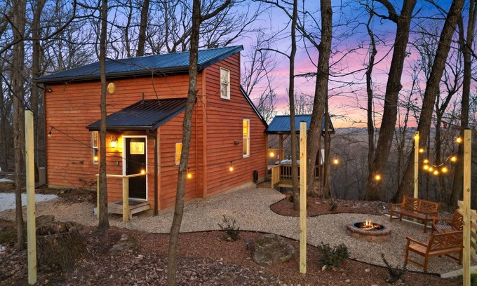 Amanda Cabina | Hot tub/fire pit/fireplace/grill/pool table/EV/pets/HOA lake/fishing