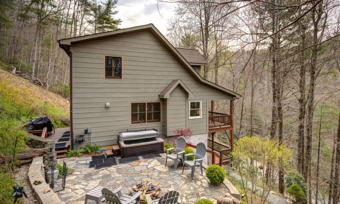 Boone Casa | Hot Tub, Fire Pit, Game Room, Pet Friendly, Hiking