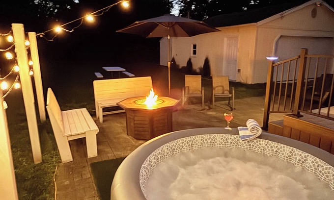 Saint Marys  Saint Joseph County Cabaña | Hot Tub! Fire Pit! Gas Fire Table! Coffee Bar!