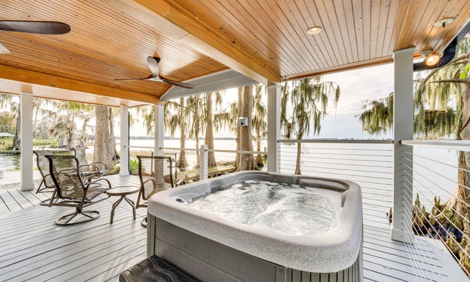 Cypress Gardens Apartamento | Hot Tub & Fire Pit: Lakefront Home on Lake Eloise