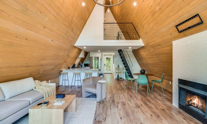 New Iberia Cabina | -Hot Tub & Fire Pit- Relaxing, Modern A-Frame Cabin near Rip Van Winkle Gardens