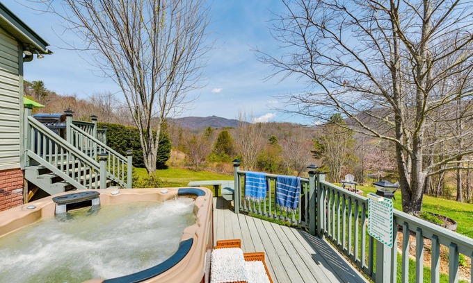 Balsam Grove Apartamento | Hot Tub, Fire Pit + Views: Balsam Grove Getaway