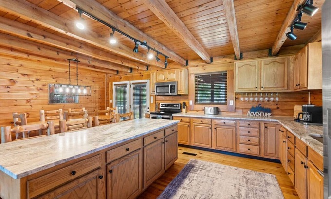 Stanton Cabina | Hot Tub, Fire Pit, WiFi, EV Charger | Biggie cabin near Red River Gorge, KY!