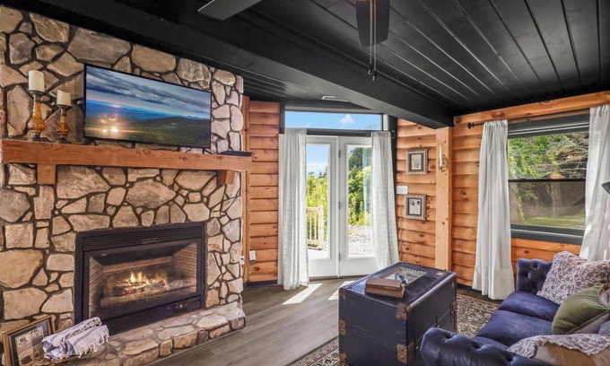 Boone Cabina | Hot tub; Fireplace; Dog Friendly; Minutes to Downtown Boone and Skiing!