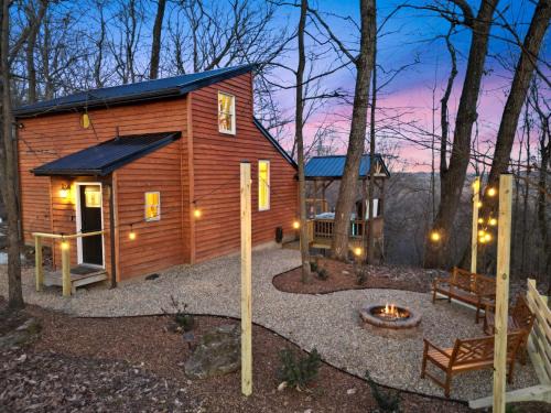 Amanda Casa | Hot tub, fireplace, fire pit, pool table, grill, EV, pets, HOA lake