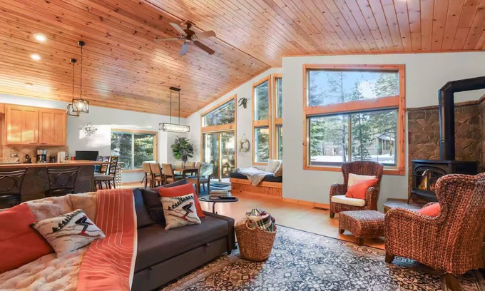 Truckee Apartamento | Hot Tub, Game Area, Open Floor Plan, Large Kitchen