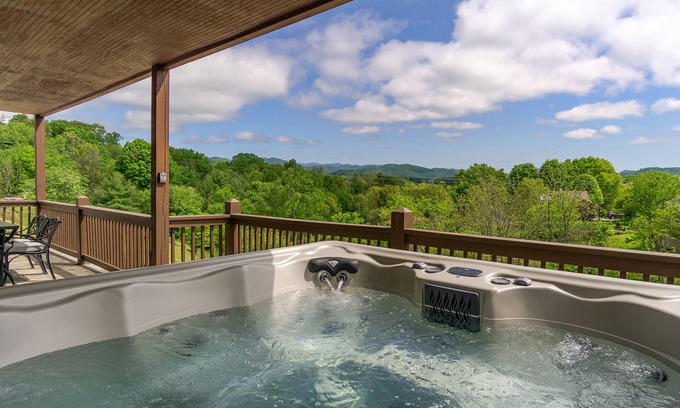 Mars Hill Casa | Hot Tub, Game Room ✯ 20 min to Downtown Asheville! One Mile to Mars Hill University!
