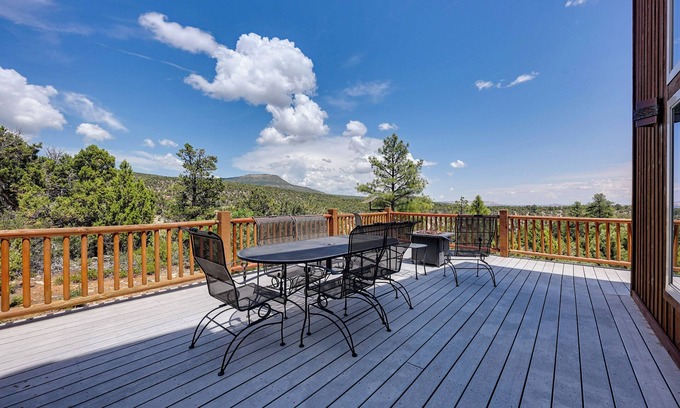Zion National Park East Entrance Casa | Hot Tub, Game Room: Mtn-View Cabin 9 Mi to Zion