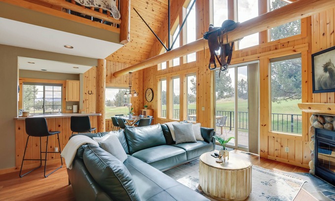 Redmond Cabina | Hot Tub + Golf View: Eagle Crest Resort Escape!