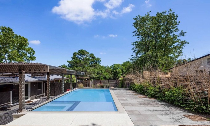 Greater South River City Apartamento | Hot tub, Heated pool, Steps from S Congress!