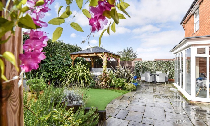 Clanfield Casa | Hot Tub House in the South Downs