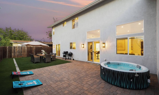 Bostonia Casa | Hot Tub, King Bed, 3-BR/2.5-Bath w Yard, Parking