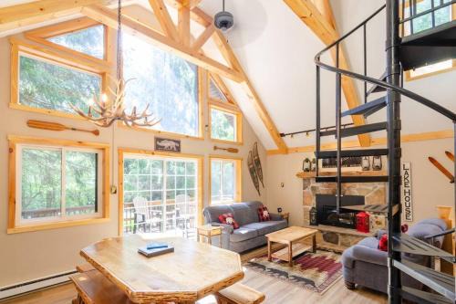 Lake Harmony Estates Casa | Hot Tub l Walk to Lake Harmony l Minutes to Ski
