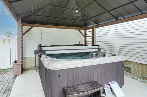 Port Clinton Casa | Hot Tub, Lake Access, and Dock Port Clinton Retreat