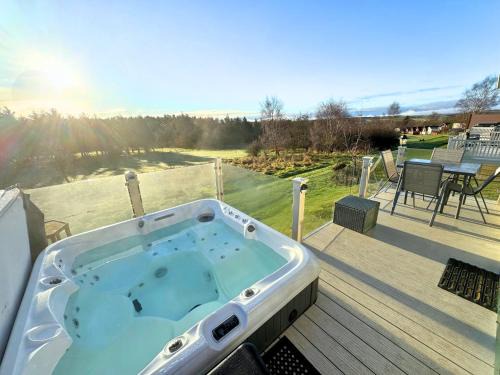 Swarland Apartamento | Hot Tub Lodge with Panoramic Views & Free Golf