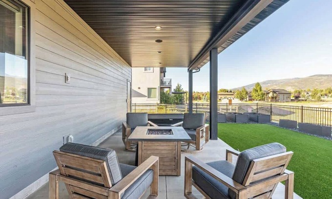 Francis Casa | Hot tub, Minutes 2 ParkCity & Jodanelle, Pets are Allowed!