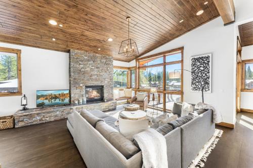 Truckee Casa | Hot Tub Mountain Views 10 mins to Northstar