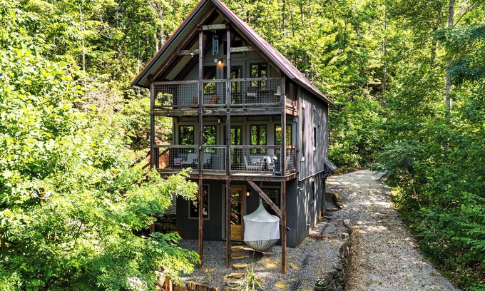 Old Fort Cabina | Hot Tub & Mtn Views: Modern Old Fort Hideaway!