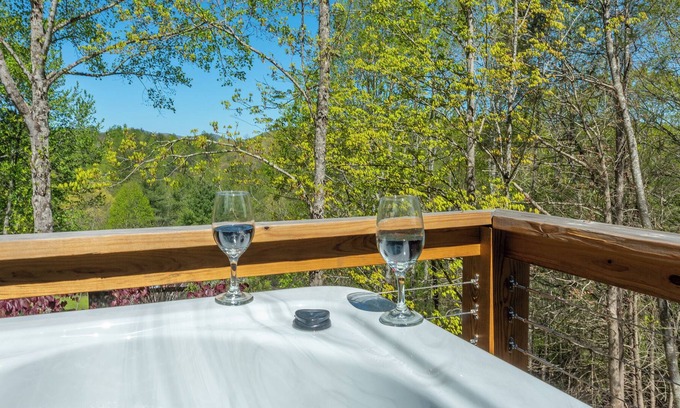 Spruce Pine Casa | Hot Tub, Perfect Couples Getaway, Wifi, Scenic Mtn Vistas, Hiking