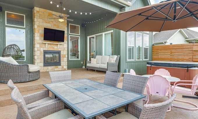 Bucyrus Casa | Hot Tub & Playset: Family Home in Overland Park!