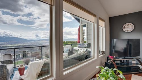 Foothills Apartamento | Hot Tub, Pool, City Views, close to Silver Star