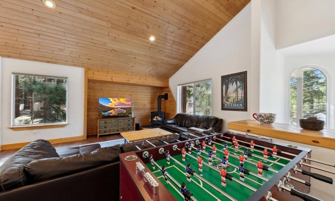 Montgomery Estates Cabina | Air Conditioning, Hot Tub, Games+Pool Table, 10 Beds, Walk to Hiking, 3.5 Miles to Heavenly