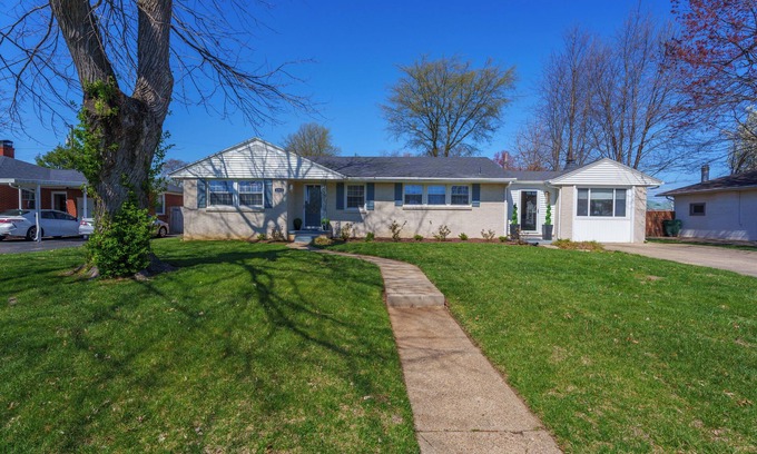 Owensboro Casa | Hot tub/pool/firepit/ 3 bedroom Home center of town 2 Livingroom's sleeps 12