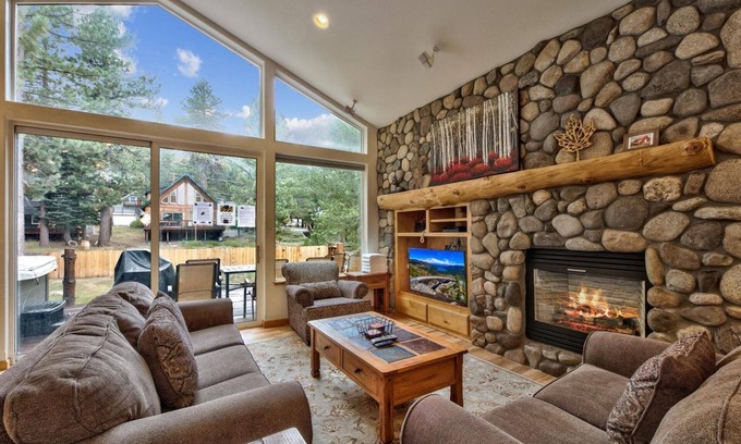 North Upper Truckee Cabina | Hot Tub, Pool Table, Bunk Beds, Large Yard, 8 Guests + Extra Kids 5 Yrs Old and Younger