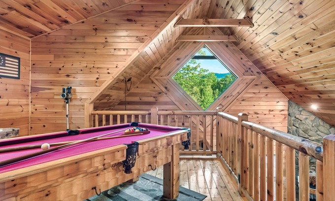 White Oak Lodge Cabina | Resort Swimming Pool - Hot Tub - Pool Table- Arcade Machine - Easy flat roads