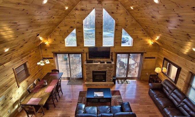 Hickory Hills Chalet De Esquí | Hot Tub, Pool Table, Fire Pit, 5 MIN TO SKI SLOPES, Secluded /Pet Friendly!