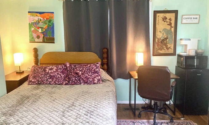 Johnson City Apartamento | Estudio con jacuzzi, un dormitorio y un baño, entrada privada