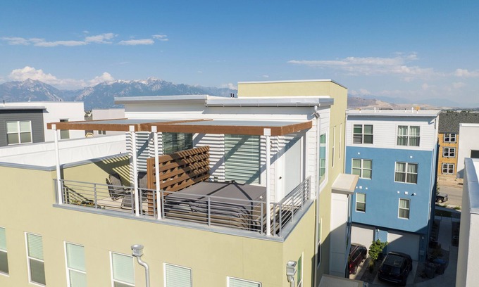 Daybreak Casa | Hot Tub! Rental Sleeps 8! 30 Day Minimum!