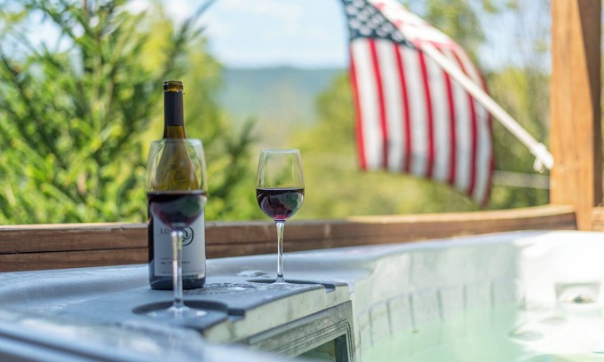 Burnsville Cabina | Hot Tub+Fire Pit, Grill, Fireplace! Amazing River Views, 5 Min to Burnsville!