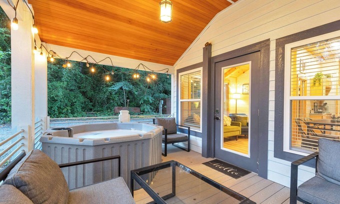 Greenville Cabina | Hot Tub! Riverfront Cabin 6 min to GVL - Sleeps 4