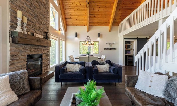 East Kootenay Chalet De Esquí | Hot Tub | Ski In | 10 Min Walk to the Lifts
