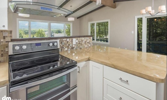 Northeast Anchorage Casa | Hot Tub Stunning Mountain Views 2 kitchens 4 bedroom 2 bathroom