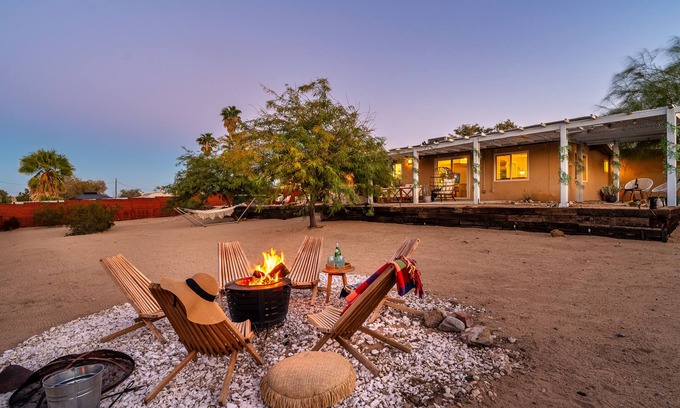 Twentynine Palms Casa | ★Hot tub under the stars★ 3 King Beds, Cowboy Pool, Desert Views, Fire Pit, EV