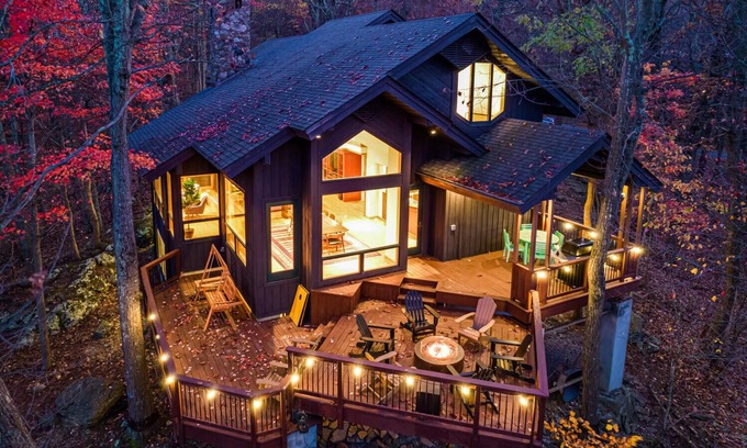 Chestnut Springs Cabina | Hot Tub & Views | Mid Century Modern Wonder