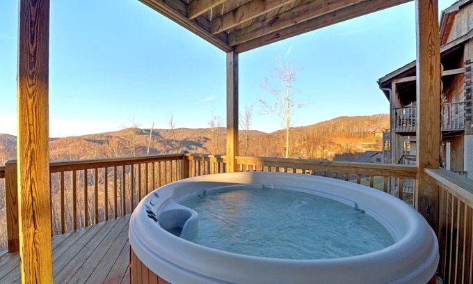 Wolf Laurel Cabina | ¿Buscas un escape en la cima de una montaña? ¡Aquí! Vistas de largo alcance, jacuzzi, sala de juegos y mucho más. Incluye un pase de Biltmore!
