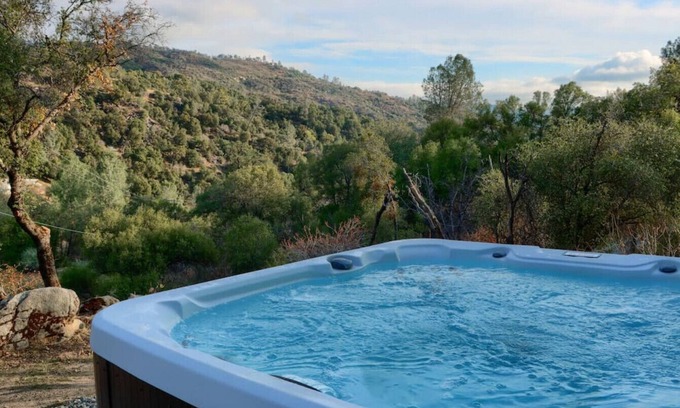 Yosemite Forks Casa | Hot Tub, Views, Privacy, Game Room, just 5 min from Downtown!