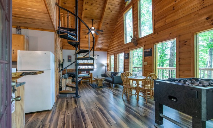Slade Cabina | Hot Tub & WiFi - Gorgeous View Cabin - Large Family Cabin in Red River Gorge, Kentucky!