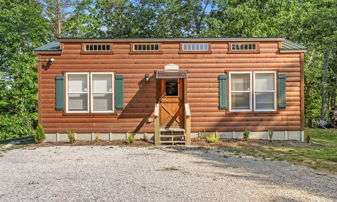 Clay City Cabina | Hot Tub, WiFi, Pet-Friendly - Cozy Tiny Cabin - The Ridge at Red River Gorge, Kentucky!