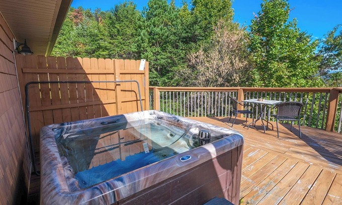Gatlinburg - Pigeon Forge Cabina | Hot Tub with Mountain Views, Game Room & Fireplace - An Unforgettable Cabin