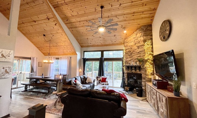 The Galena Territory Cabina | Hot tub, Wood Fireplace, Firepit, Pool/Marina Access