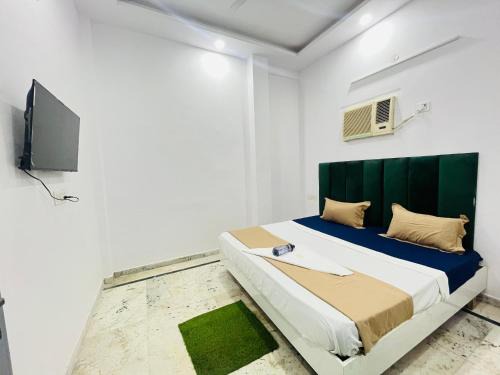 Khattalwada Hotel | Hotel 24 Near DLF Avenue